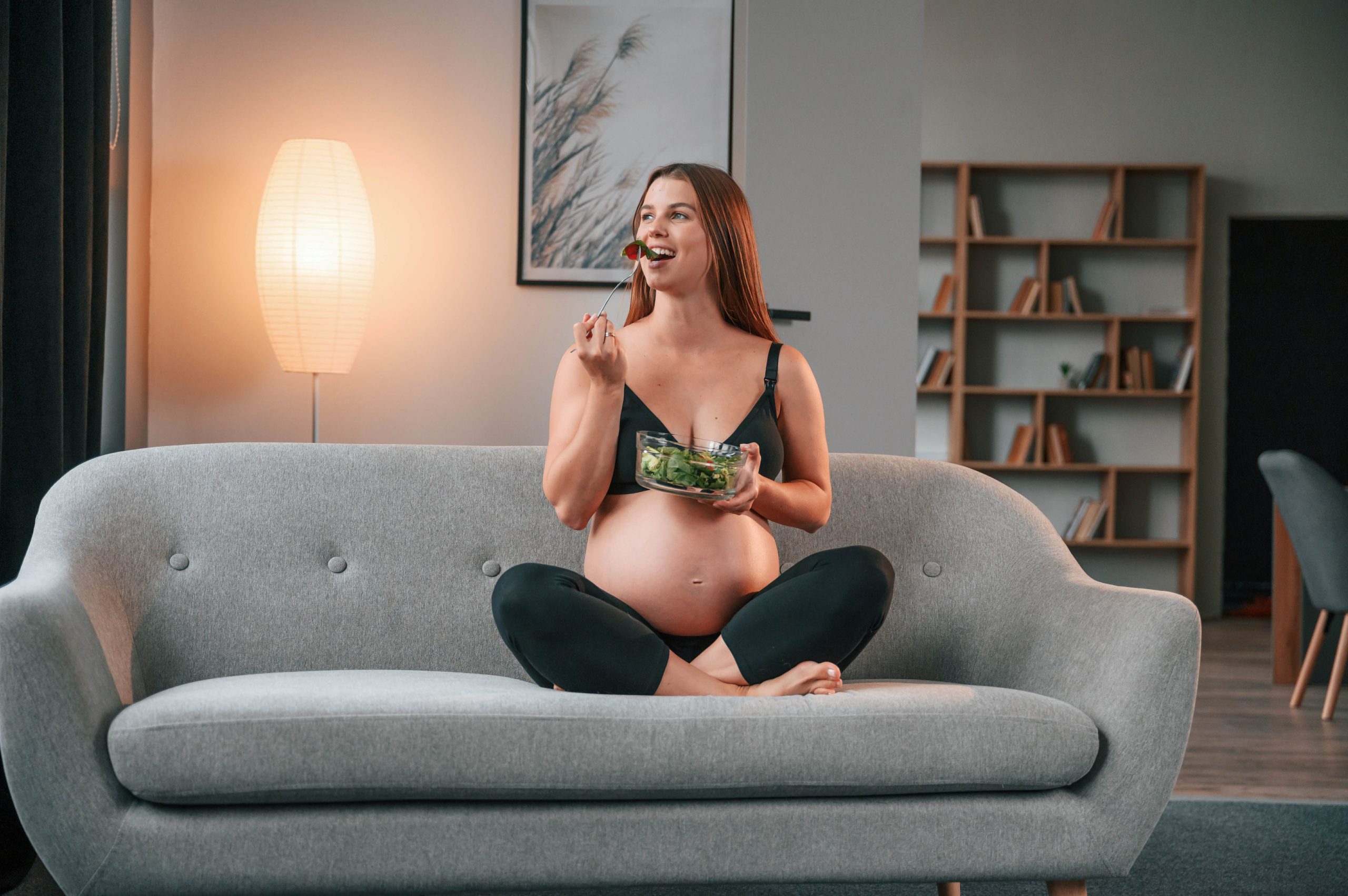 Красивая беременная женщина дома в помещении